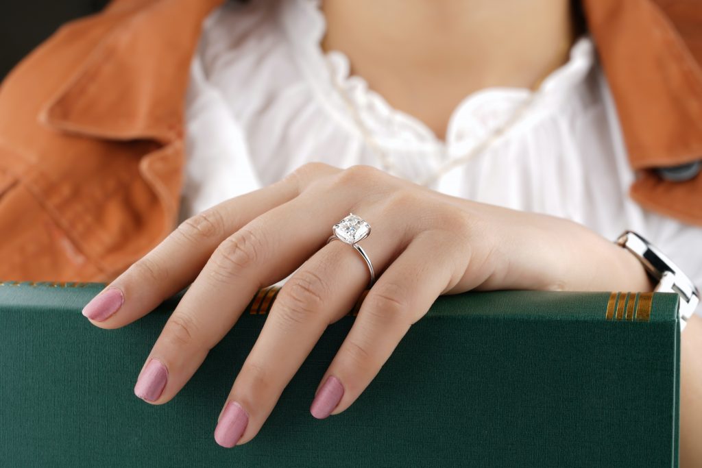 Die Hand einer Frau mit einem Diamantring 