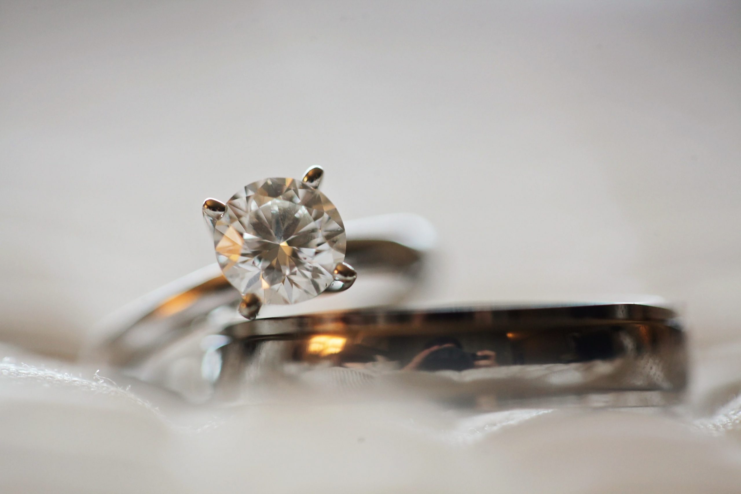 Ein Ring mit einem Solitär Diamant