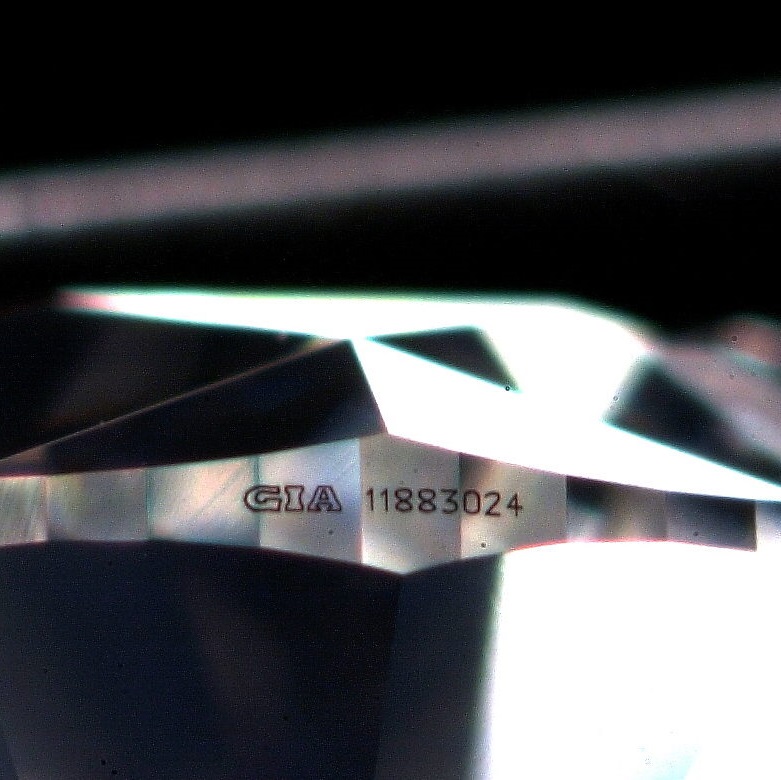 Eine GIA Gravur auf einem Diamanten
